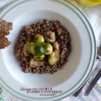 Quinoa con cavolini di Bruxelles e champignon